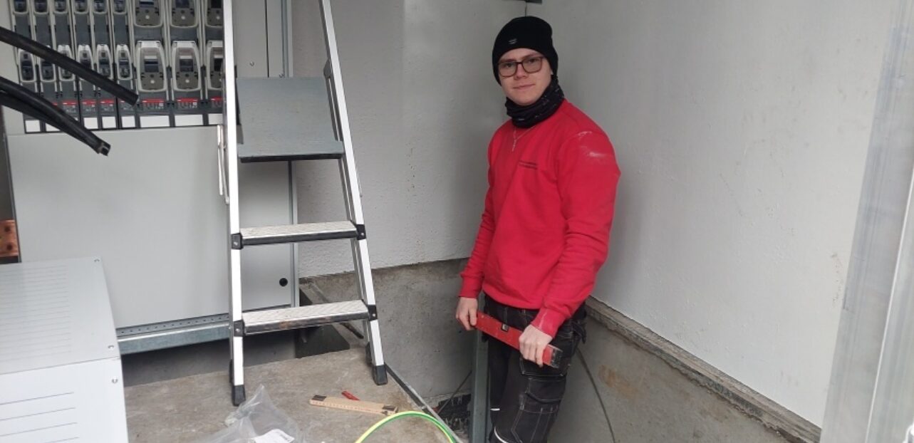 Daniel Kvia inne i nettstasjon foto Ove Mong